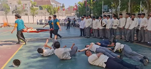 Ratusan Siswa SMAIS Malang Latihan Hadapi Gempa dan Kebakaran