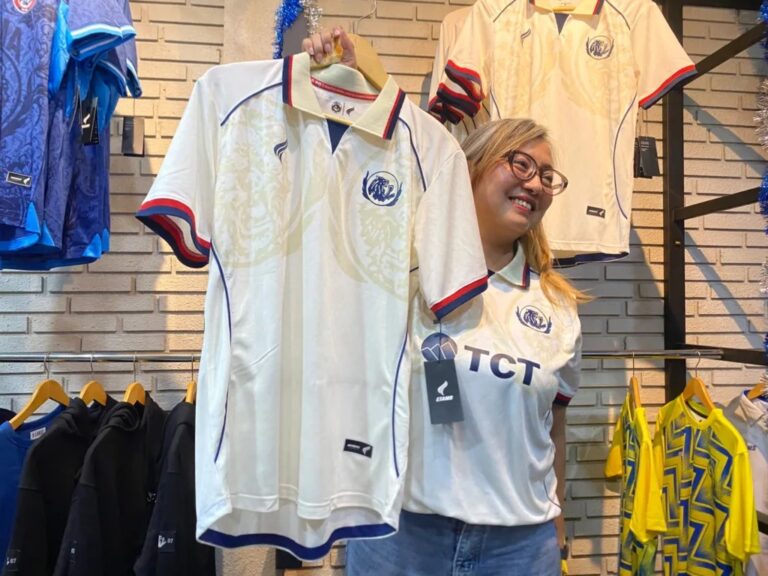 Arema FC Comeback dengan Jersey Baru! Nuansa Navy, Motif Lotus, dan Vibes Kebangkitan Jadi Highlight