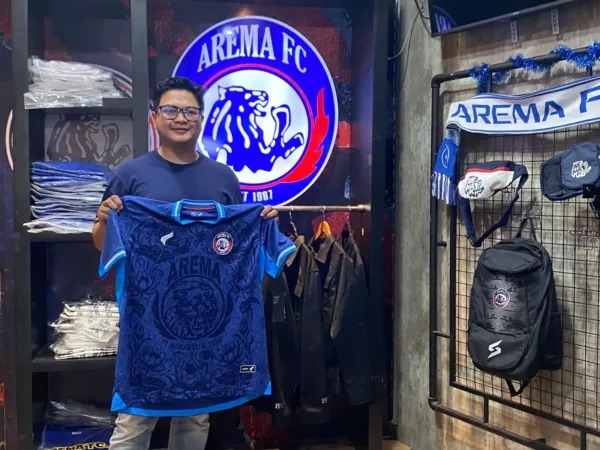 Jersey Baru Arema FC Auto Laris! Logo Singa Bertindik Bikin Aremania Nostalgia dan Bangga
