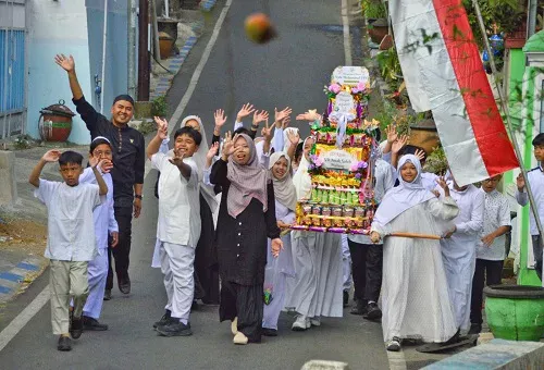 24 Gunungan Snack Meriahkan Kirab Maulid Nabi di SD Anak Saleh Malang, Belajar Berbagi dengan Cara Seru