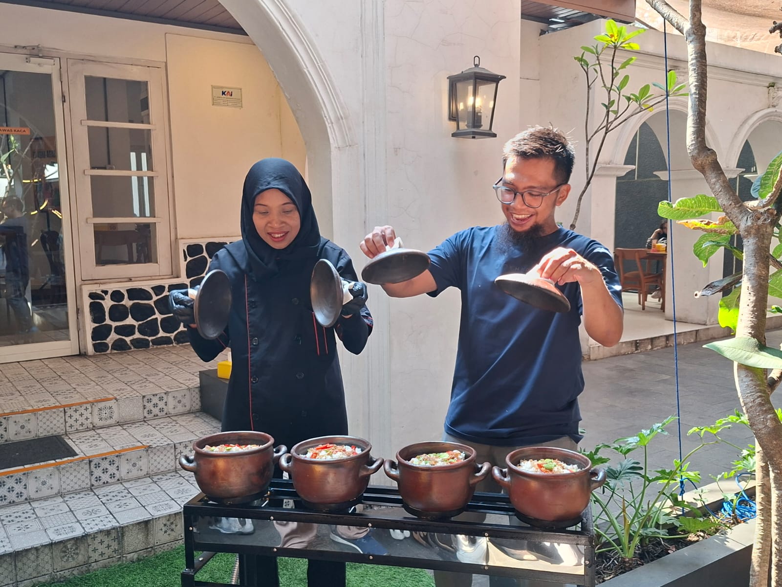 Nikmati Sensasi Nasi Liwet Kendil Bakar di Ayam Balai Kota, Bikin Momen Kumpul Makin Seru