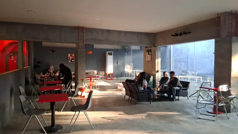 Tempat Nongkrong Kalcer Part 4: PlatS, Cafe Industrial Futuristik dengan Photobox Viral