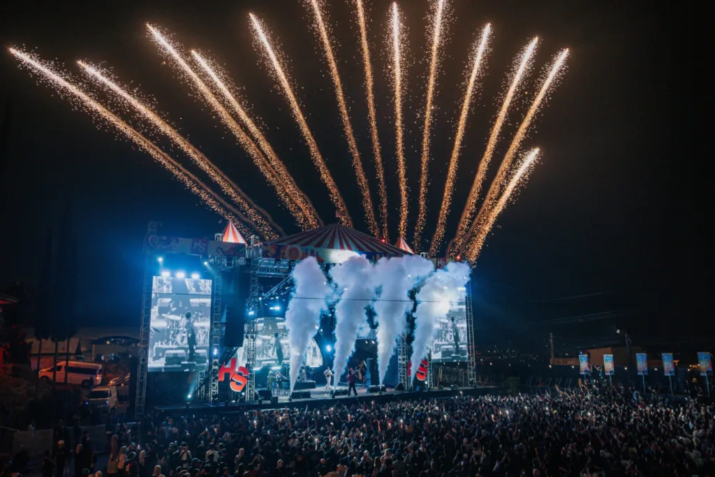 Suasana kemeriahan Partilibur Caravan 2026 yang menghadirkan pengalaman menikmati konser musik di tengah arena wahana permainan Batu Night Spectacular (BNS), Kota Batu
