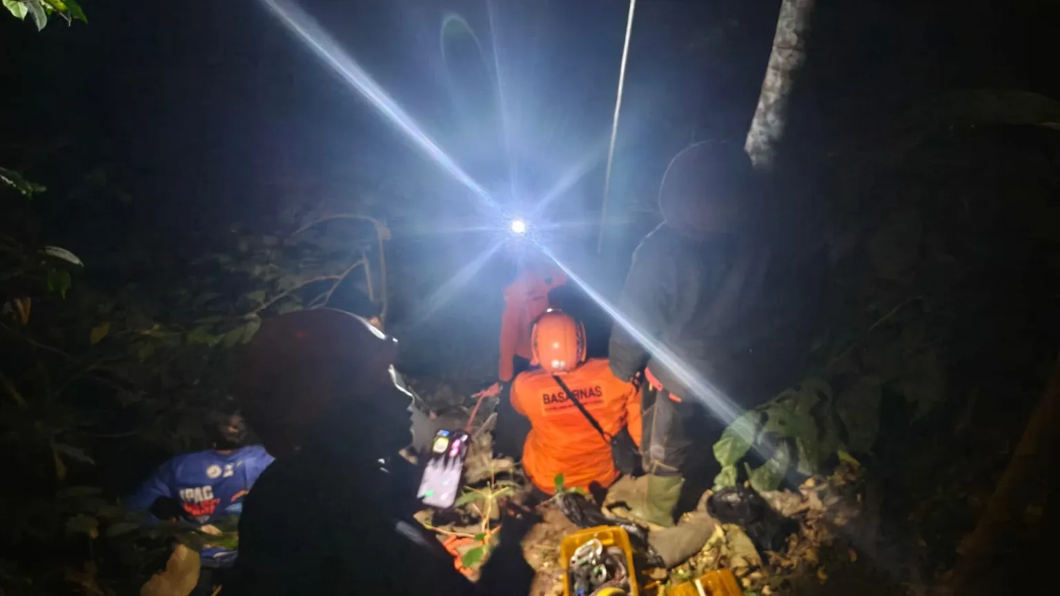Parasut Turis Rusia Nyangkut di Pohon Pinus Batu, Evakuasi Dramatis Berlangsung 2 Jam