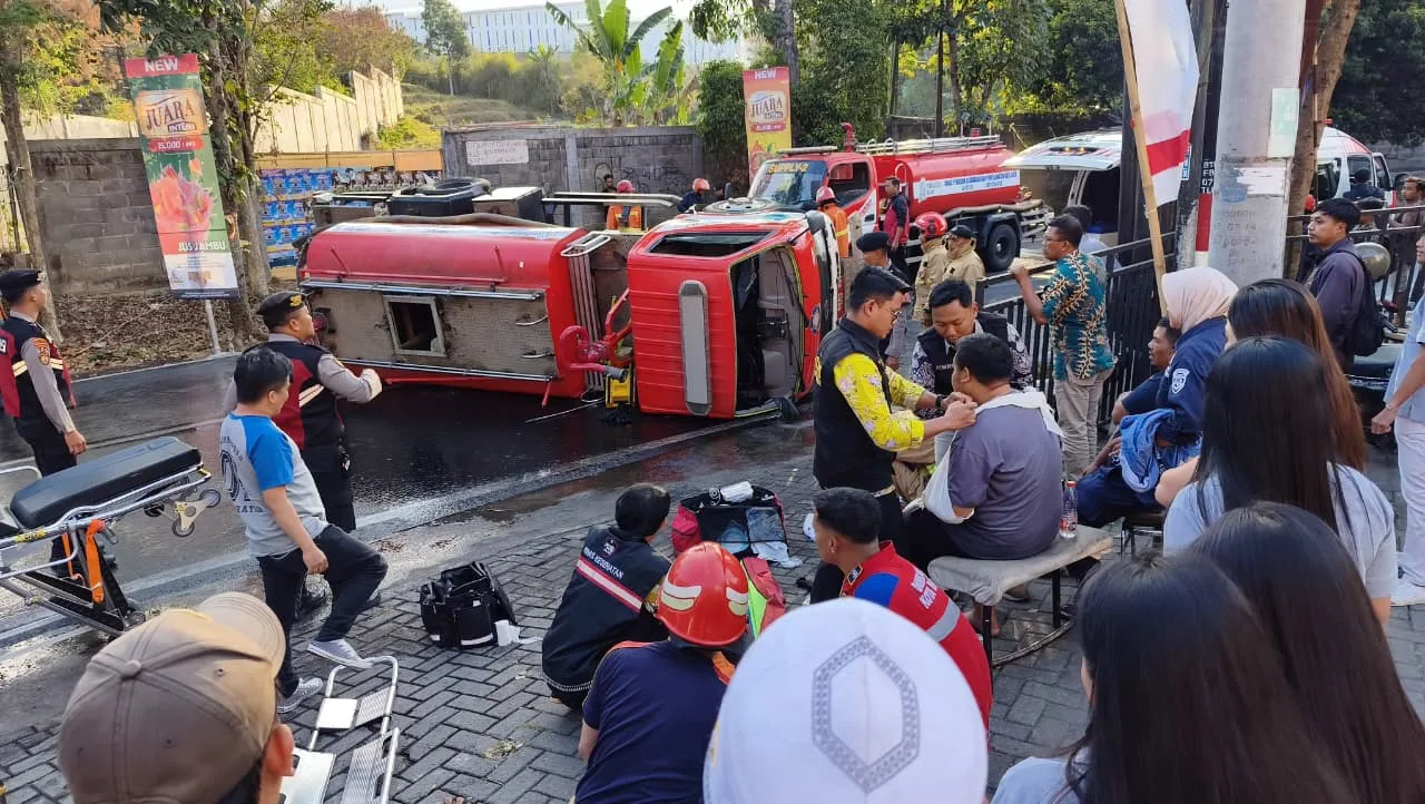 Truk Damkar Terguling di Oro-Oro Ombo Batu, Lima Orang Dilarikan ke Rumah Sakit
