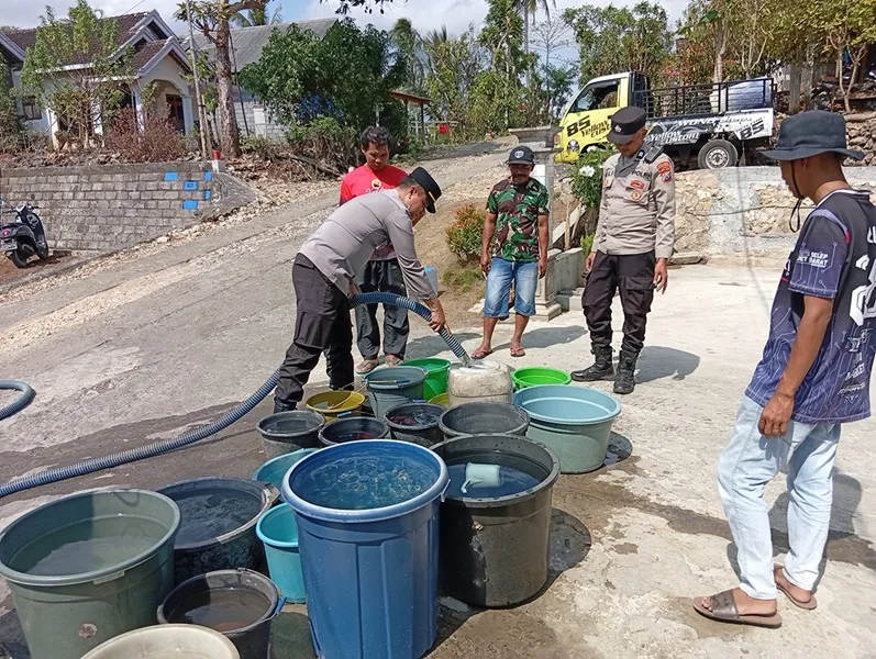 Musim Kemarau Makin Nyesek, Ribuan Warga Kabupaten Malang Antre Air Bersih