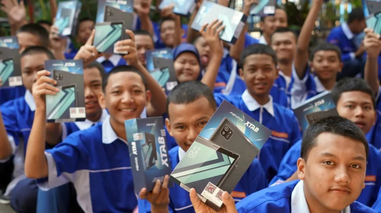 Belajar Makin Sat Set! Skariga Bagikan 987 Tablet untuk Siswa Baru