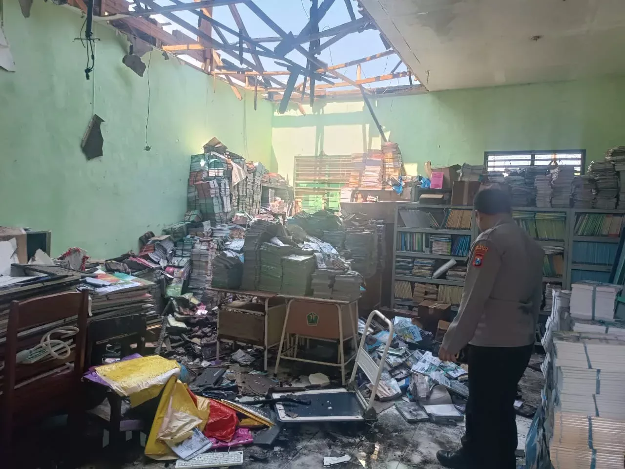 Asap Tiba-Tiba Ngebul! Perpustakaan SMPN 7 Malang Terbakar, Gamelan Berhasil Diselamatkan