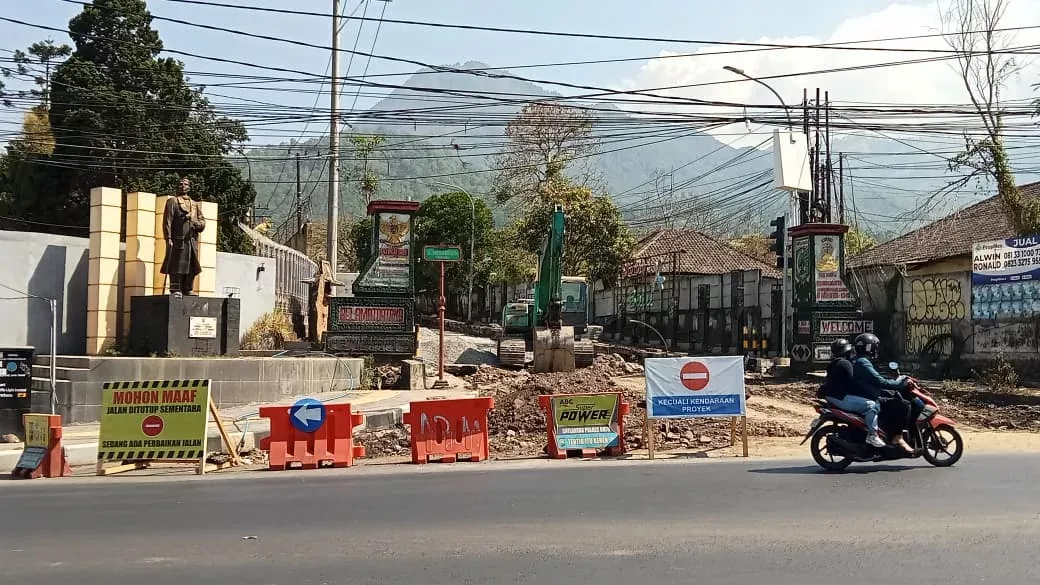 Masih Lewat Sini? Pelebaran Simpang Empat Patih Kota Batu Sudah 40 Persen, Jalan Hasanudin Ditutup