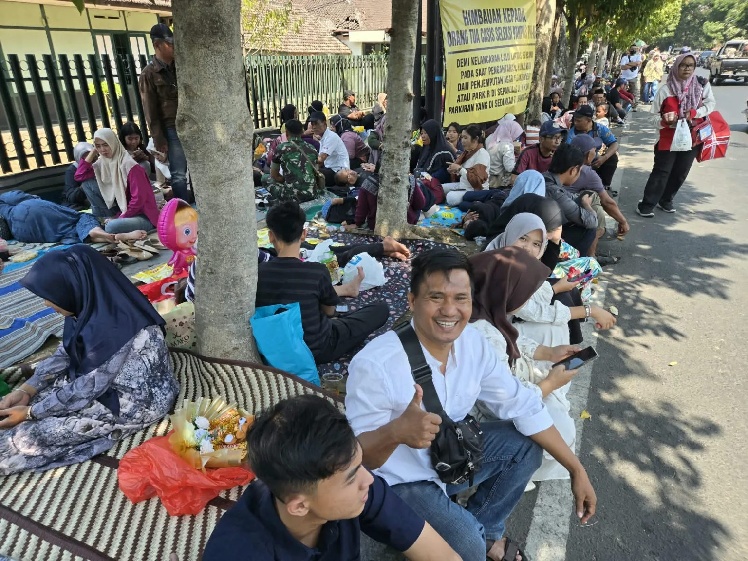 Haru Banget! Ribuan Orang Tua Tunggu Pengumuman Casis TNI AD di Malang