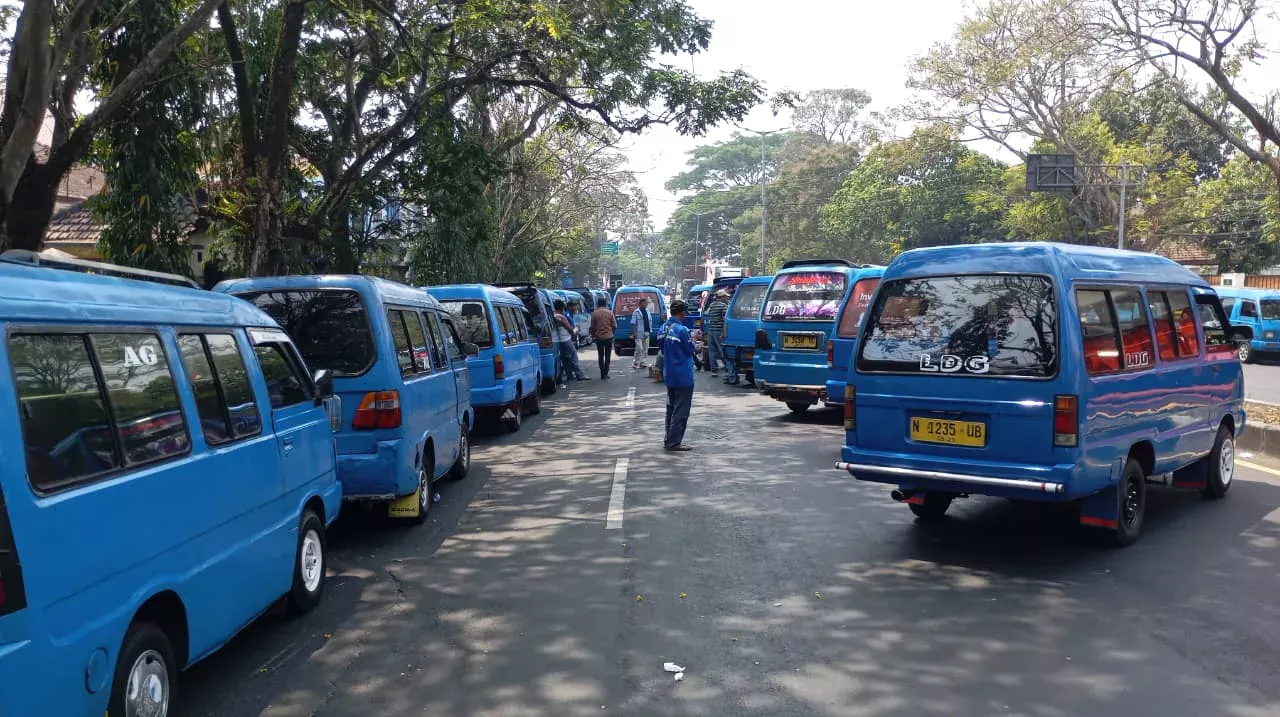 Ratusan Sopir Angkot Malang Protes Koridor 2 Trans Jatim, Jalan Raden Intan Sempat Lumpuh
