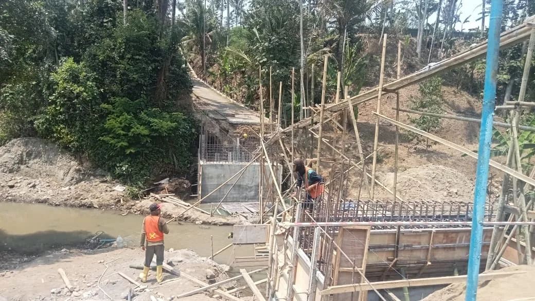 Akhirnya Nggak Putus Lagi! Jembatan Kampung Legok Malang Dibangun Lebih Kokoh