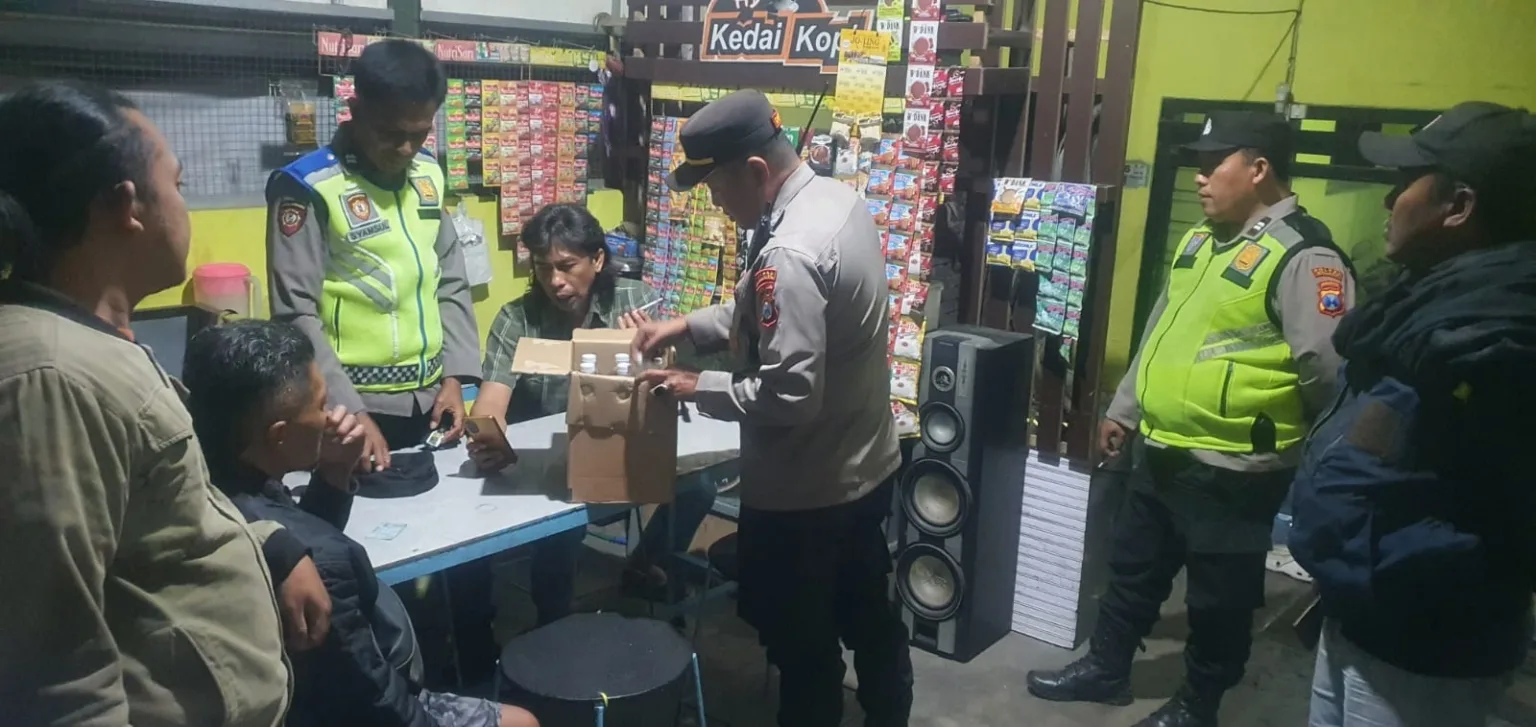 Ketahuan Jual Arak Bali! Polisi Sita 12 Botol Miras di Tajinan