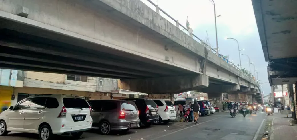 Masih Banyak yang Parkir di Kolong Flyover Malang, Dishub: Itu Dilarang!