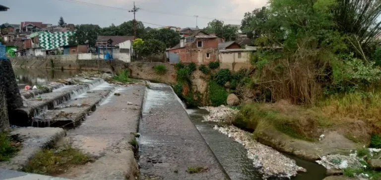 Auto Jadi Sorotan! Tumpukan Sampah di DAM Kadalpang Malang Viral, DLH Siap Bersih-Bersih
