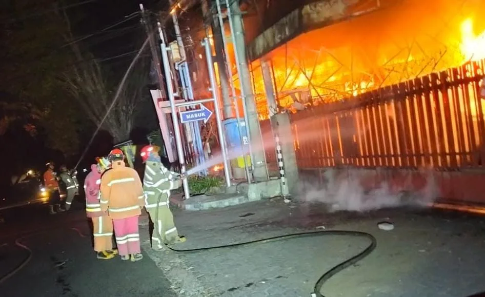 Nyaris Fatal! Toko Furnitur dan Elektronik Ogan di Malang Terbakar, Karyawan Berhasil Dievakuasi
