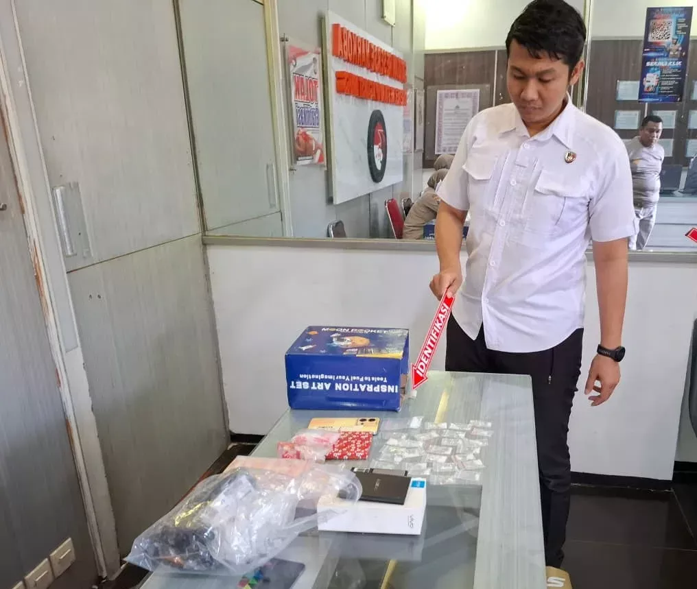 Puluhan Paket Sabu Digerebek di Turen, Dua Pria Langsung Diamankan Puluhan Paket Sabu Digerebek di Turen, Dua Pria Langsung Diamankan