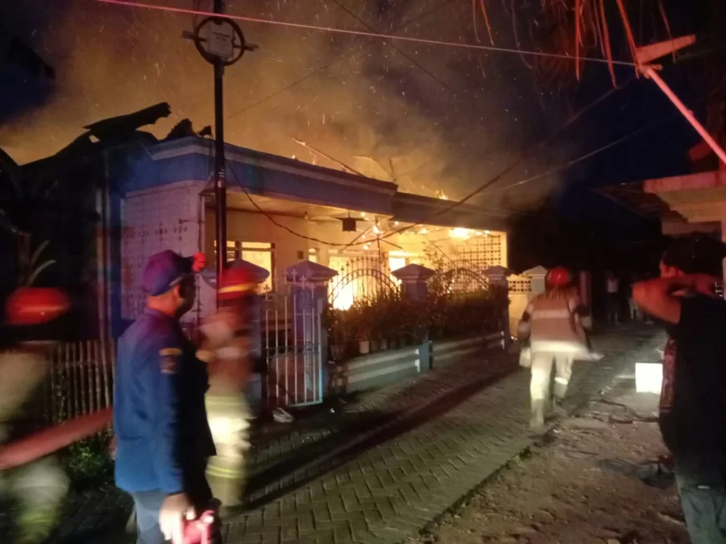 Diduga Korsleting Listrik, Rumah Lansia di Pakisaji Ludes Dilalap Api Diduga Korsleting Listrik, Rumah Lansia di Pakisaji Ludes Dilalap Api
